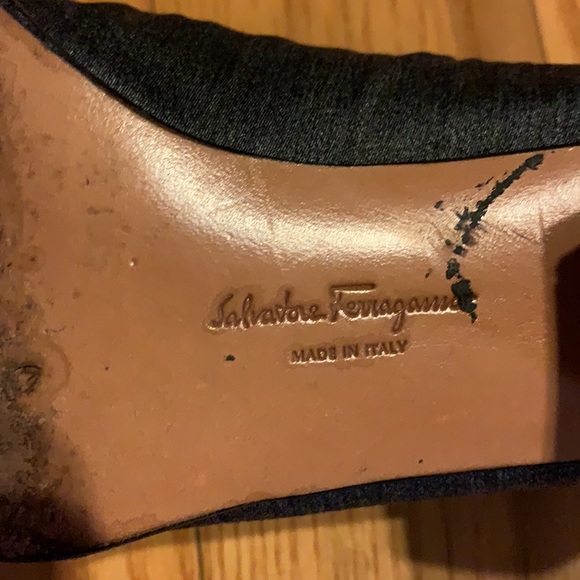 SALVATORE FERRAGAMO grey pumps - Picture 6 of 7